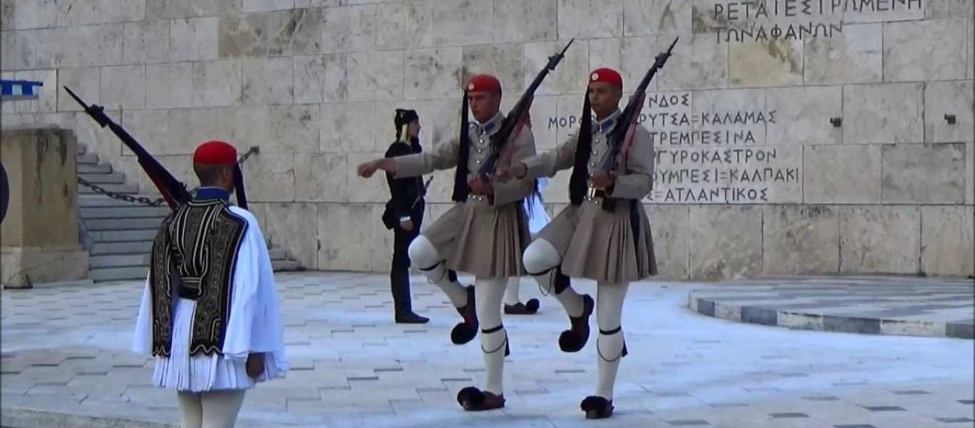 Η ενδυμασία του Εύζωνα και τι συμβολίζει η στολή του